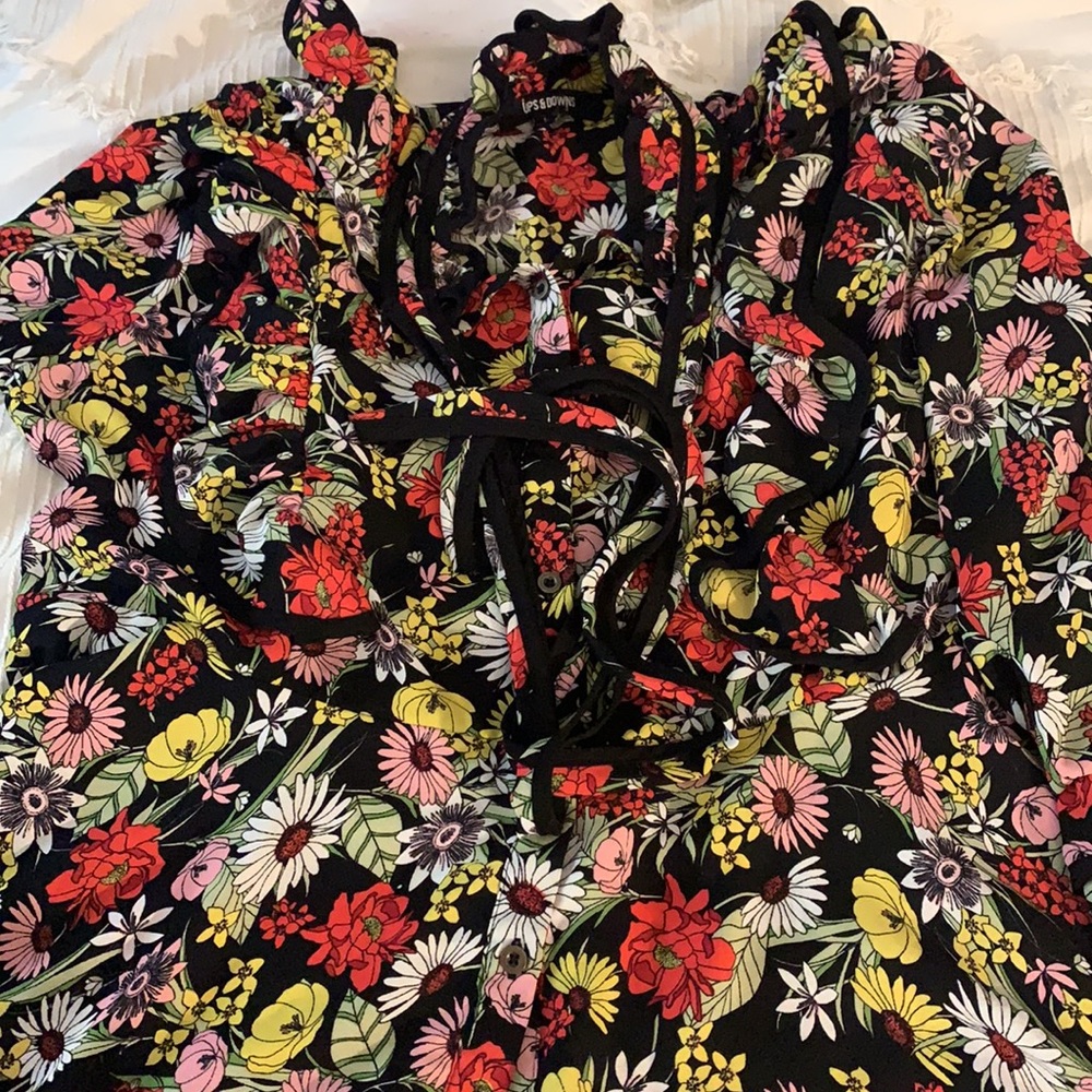 Floral Top W| Front & Back Ruffles. & Necktie. NWOT.